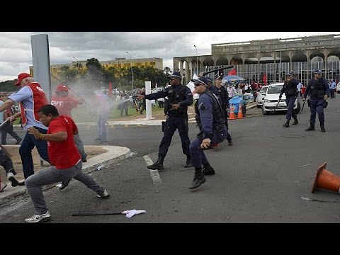 بالفيديو إصابة 7 أشخاص إثر مظاهرات عُمَّالية