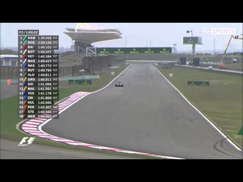 شاهد رجل يمر بين سيارات الفورمولا أثناء السباق