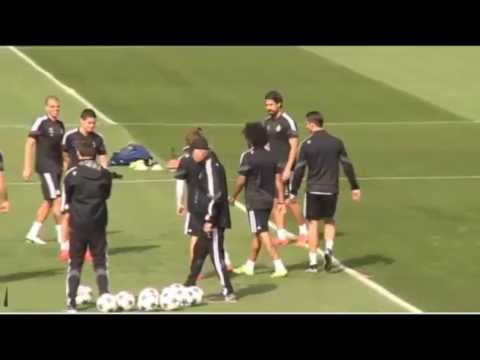 شاهد رونالدو يهدي مارسيلو قبلة مميزة