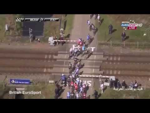 شاهد قطار سريع يقطع طريق المتسابقين