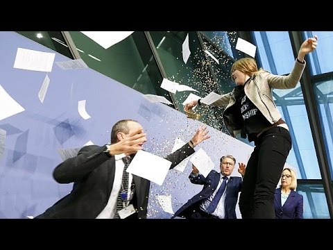 فيديو امرأة تهاجم رئيس البنك المركزي الأوروبي