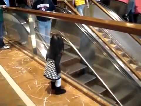 بالفيديو طفلة تلوح للركاب من داخل صالة المطار