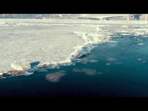 بالفيديو موجة من الثلج في طريقها للشاطئ