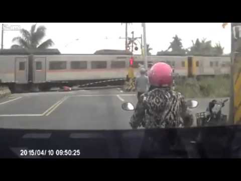 بالفيديو نجاة عجوز من الدهس تحت عجلات قطار
