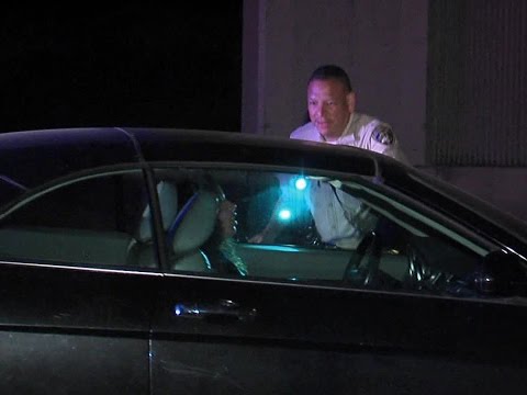 شاهد فتاة غائبة عن الوعي على الطريق السريع