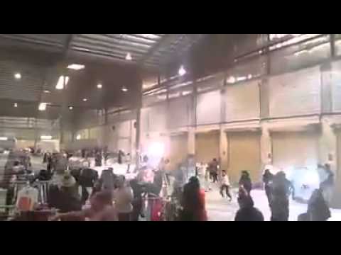 بالفيديو هجوم عنيف من المتسوقين على متجر في الدمام