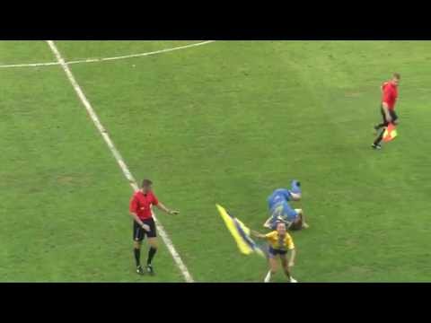 بالفيديو صدام مضحك للاعب مع إحدى المشجعات