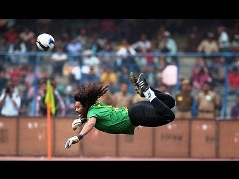 بالفيديو 10 أفعال مجنونة لحراس كرة القدم