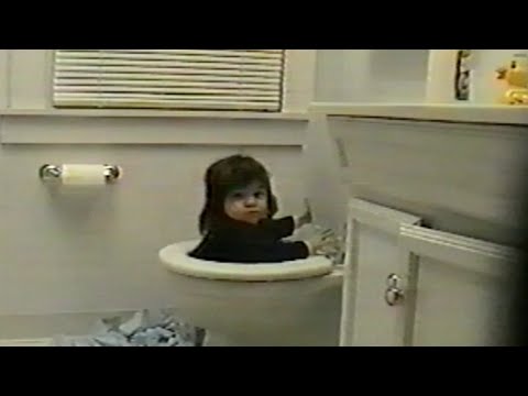 فيديو طفلة تختار المرحاض للعب والتسلية