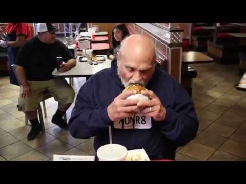 شاهد منح أميركي وجبة برغر مجانًا لمدة عام