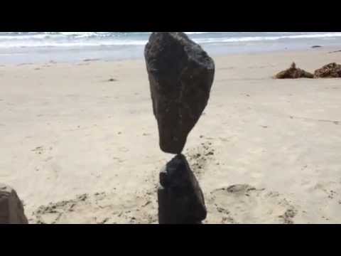 بالفيديو صخرة تعلو أخرى بمساعدة السحر والجاذبية