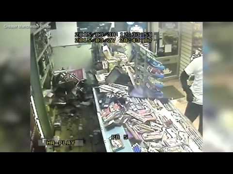 فيديو حرامي يضرب رأس رجل بـساطور