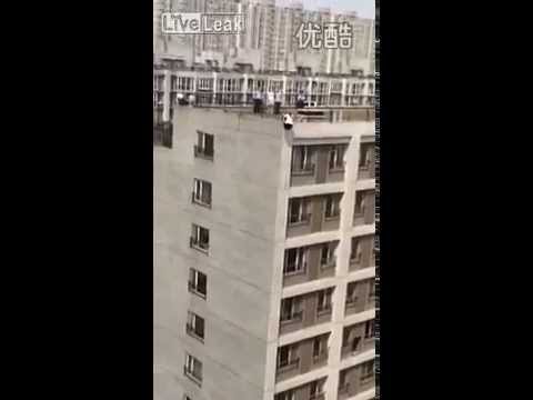 بالفيديو نجاة امرأة بعد أن قفزت من الطابق الـ 18