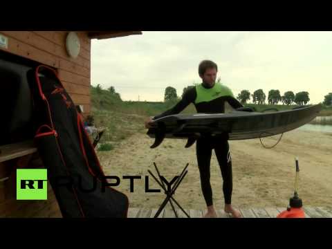 شاهد تشيكي يقدم نوعا جديدا من الرياضة المائية