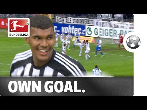 شاهد مهاجم يسجل هدفًا بالكعب في مرماه