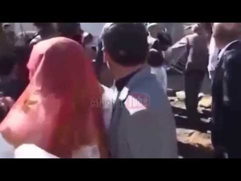 بالفيديو تدافعت النساء لمشاهدة العروس فسقطت الشرفة فوق المدعوين