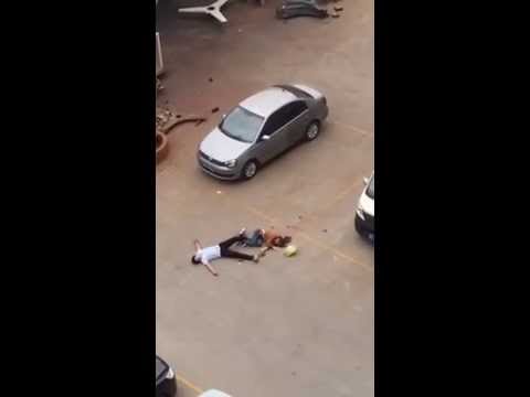 بالفيديو شاب يلقن صديقته المخمورة علقة ساخنة في الشارع