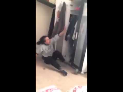 بالفيديو لحظة توقف الأنفاس عند سقوط خزانة ملابس على رأس فتاة