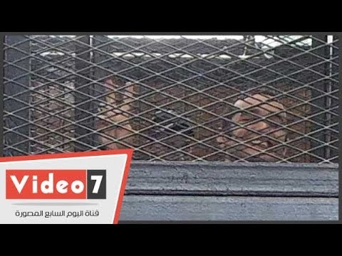 دومة يُلوِّح بعلامة النَّصر من خلف القضبان