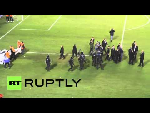 بالفيديو الجماهير تلقي مواد سامة على اللاعبين في مباراة الكأس