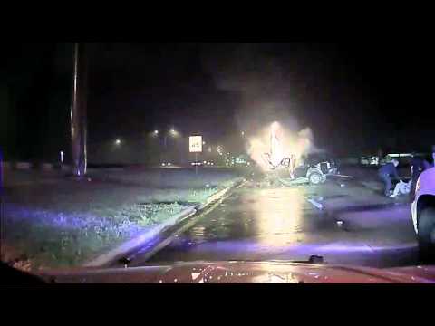 بالفيديو مغامرة مثيرة لسحب سائق فاقد الوعى من سيارة مشتعلة
