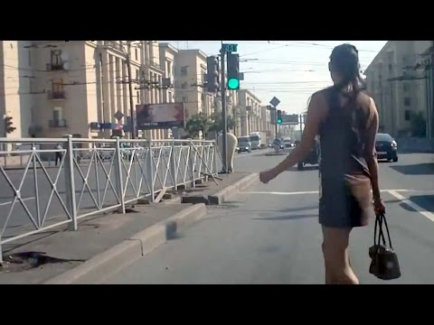 بالفيديو كيف تعبر النساء في روسيا الطرق العامة في البلاد