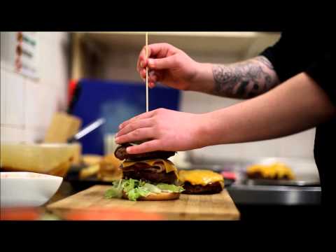 بالفيديو أطول ساندوتش من البرغر يصنع في بريطانيا