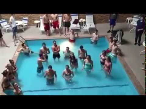 بالفيديو مراهقون يثيرون الدهشة داخل حمام سباحة