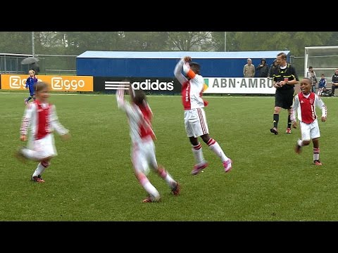 بالفيديو أجمل تقليد لاحتفالات رونالدو بأهدافه