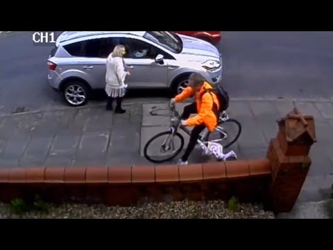 بالفيديو طفلة تنجو بأعجوبة بعد ارتطامها بدراجة هوائية