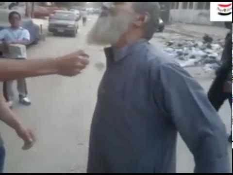 شاهد بالفيديو شابان يشعلان لحية رجل مُسِن