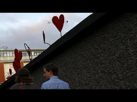 بالفيديو المؤيدون و المعارضون للزواج المثلي ينتظرون نتائج الاستفتاء