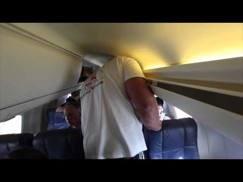 بالفيديو مليون مشاهدة لرجل عملاق يعاني على متن طائرة