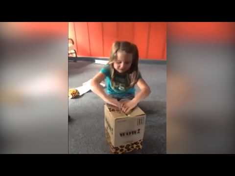 بالفيديو رد فعل طفلة تفاجئ والديها بهدية مميزة