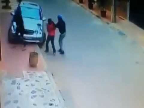 فيديو سيدة تهرب من زوجها لإشهار لص سيفًا في وجهه