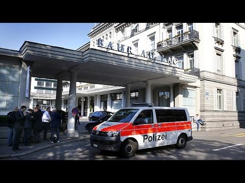 بالفيديو توقيف مسؤولين بارزين عدة في الاتحاد الدولي لكرة القدم