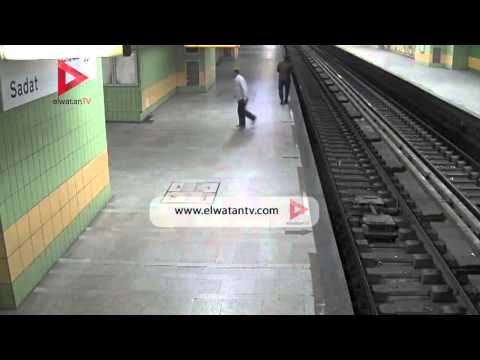 بالفيديو طفل يسقط من عربة السكة الحديد في محطة السادات