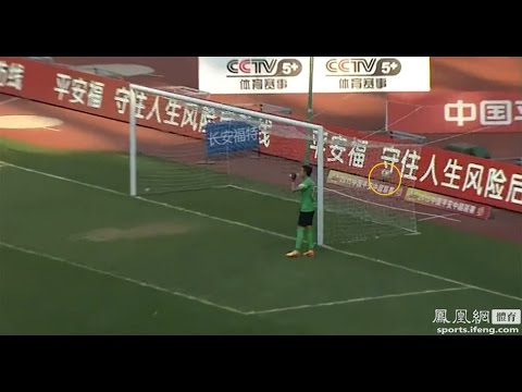 شاهد حارس يشرب الماء أثناء تسجيل هدف في مرماه