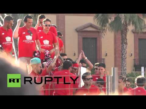 بالفيديو إشبيلية تستقبل نجوم وأبطال يوروبا ليغ