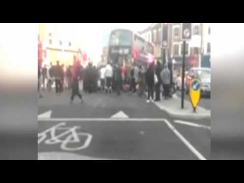 بالفيديو العشرات يرفعون حافلة سقطت فوق رجل