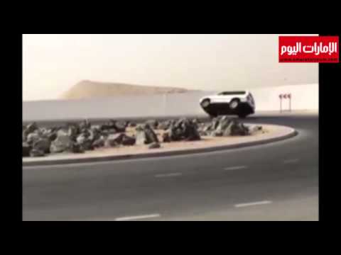 بالفيديو مفحط يستعرض على إطارين في طريق عام بدبي