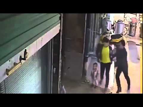 بالفيديو رجل غاضب يقذف طفلًا بقوة أرضا