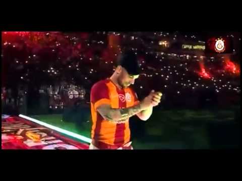 شاهد شنايدر يغني احتفالًا بفوز جلاطة سراي بالدوري التركي