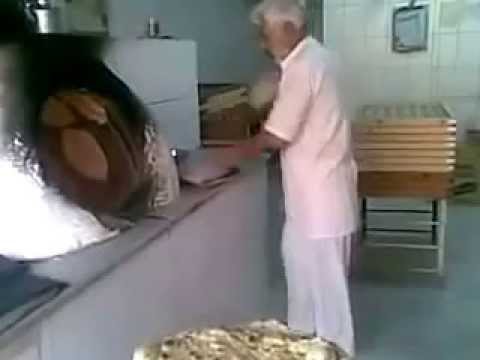 شاهد فران سعودي يبصق على كل رغيف يخبزه