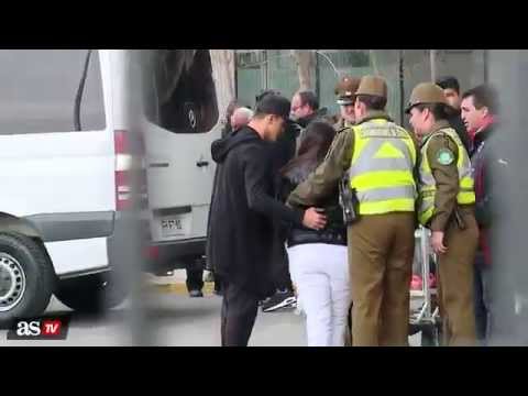 سانشيز ينقذ مشجعة تشيلية من قبضة الشرطة