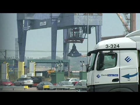 شاهد عشرات المهاجرين داخل حاوية في مرفأ بريطاني