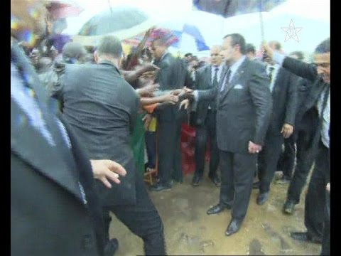 بالفيديو تواضع الملك محمد السادس مع الإفواريين