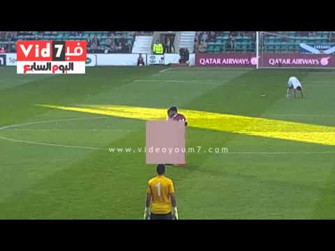 شاهد مشجع مختل عقليا يقتحم الملعب “عاريًا”