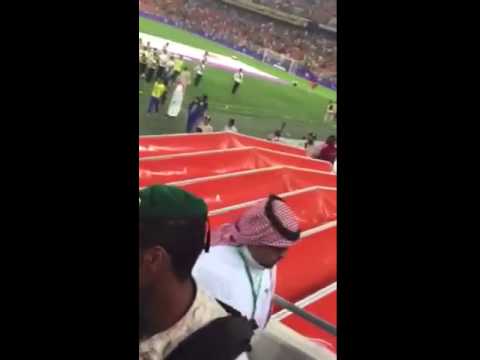 لاعب سعودي يعتدي على مشجع بطريقة وحشية