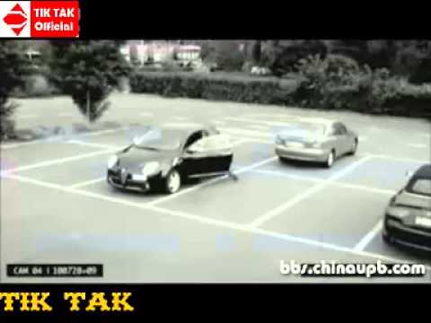فيديو ثلاثة لصوص يتناوبون على سرقة سيارة